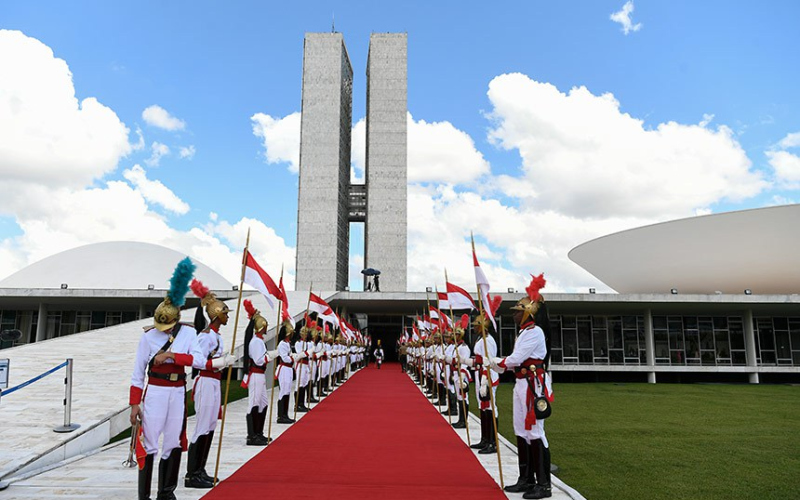 🏛️ Presidente e governadores eleitos tomarão posse em novas datas em 2027