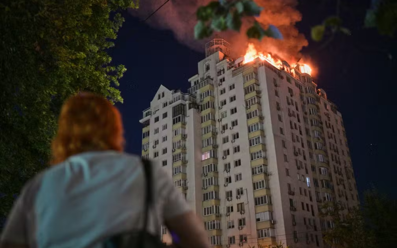 🌍 Rússia lança ataque de 11 horas contra Kiev e deixa ao menos 20 mortos