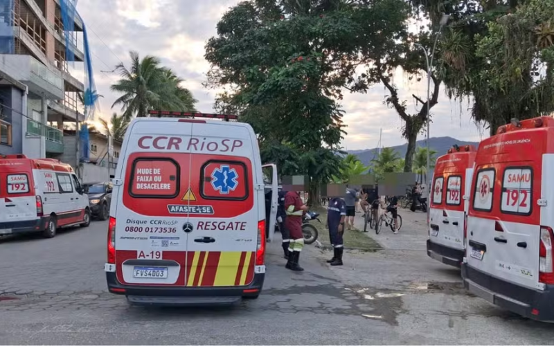 🌊🚤 Lancha naufraga durante forte ventania em Ubatuba; menina de 6 anos permanece em estado grave