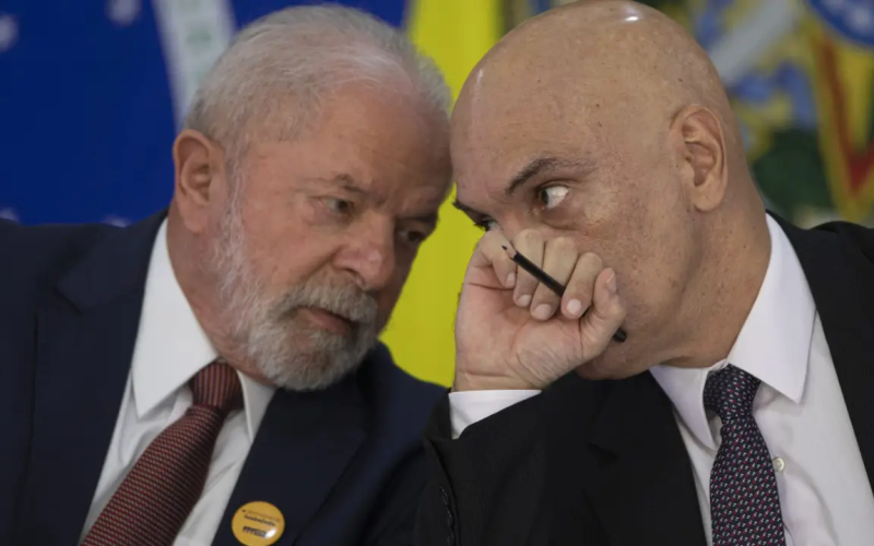 ☕🏛️ Lula convida Alexandre de Moraes para café após cerimônia no Planalto; momento é registrado por microfones