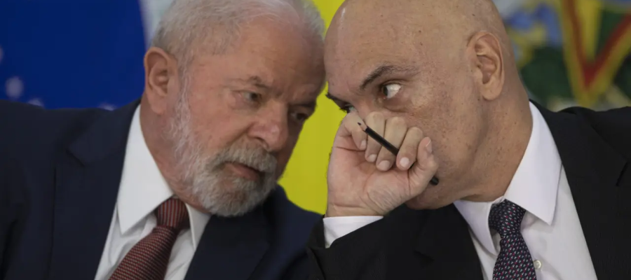 ☕🏛️ Lula convida Alexandre de Moraes para café após cerimônia no Planalto; momento é registrado por microfones