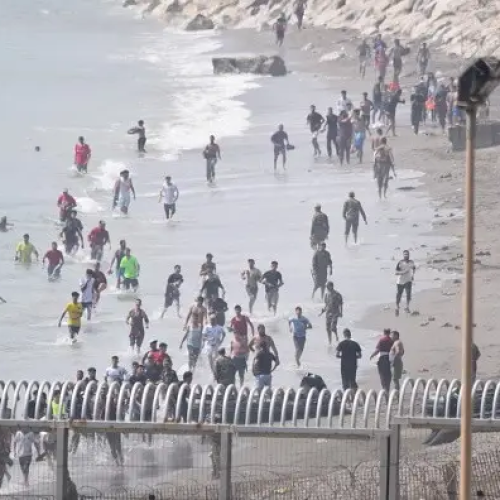 🌍🚨 Milhares de Migrantes Chegam a Ceuta e Agravam Crise Humanitária na Fronteira entre Espanha e Marrocos