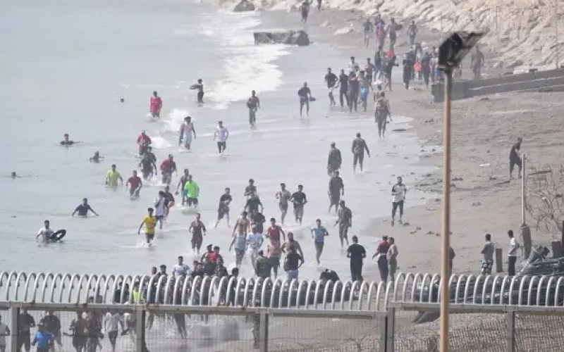 🌍🚨 Milhares de Migrantes Chegam a Ceuta e Agravam Crise Humanitária na Fronteira entre Espanha e Marrocos