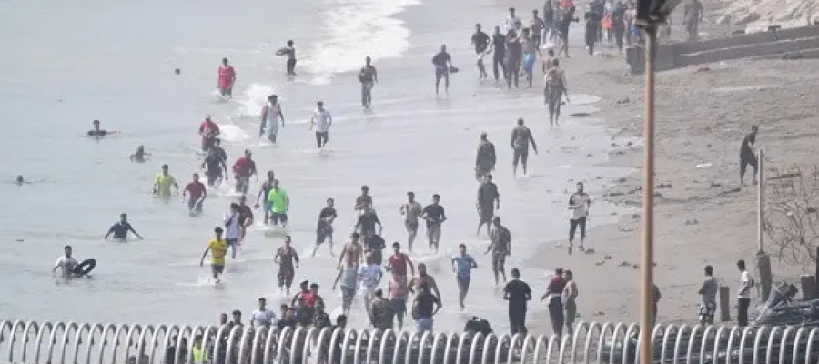 🌍🚨 Milhares de Migrantes Chegam a Ceuta e Agravam Crise Humanitária na Fronteira entre Espanha e Marrocos
