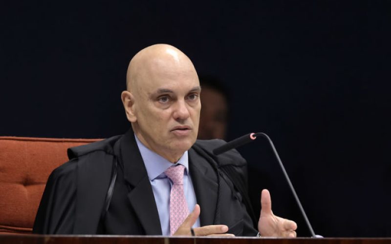 Moraes dá 24 horas para defesa de Bolsonaro explicar fala de Eduardo sobre envio de vídeo