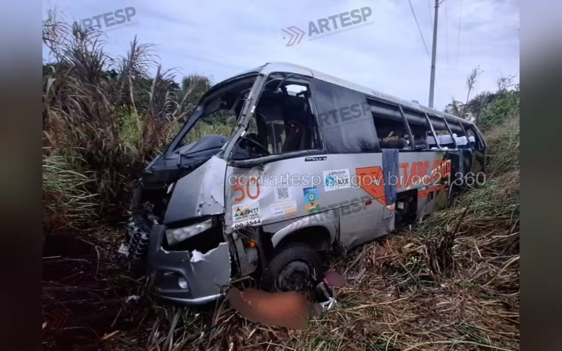 🚨 Capotamento de micro-ônibus deixa três mortos e 14 feridos no interior de São Paulo