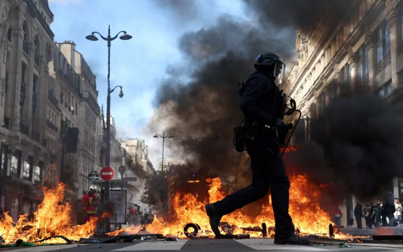 🇫🇷🔥 Protestos contra o custo de vida provocam incêndios, confrontos e mais de 270 prisões na França