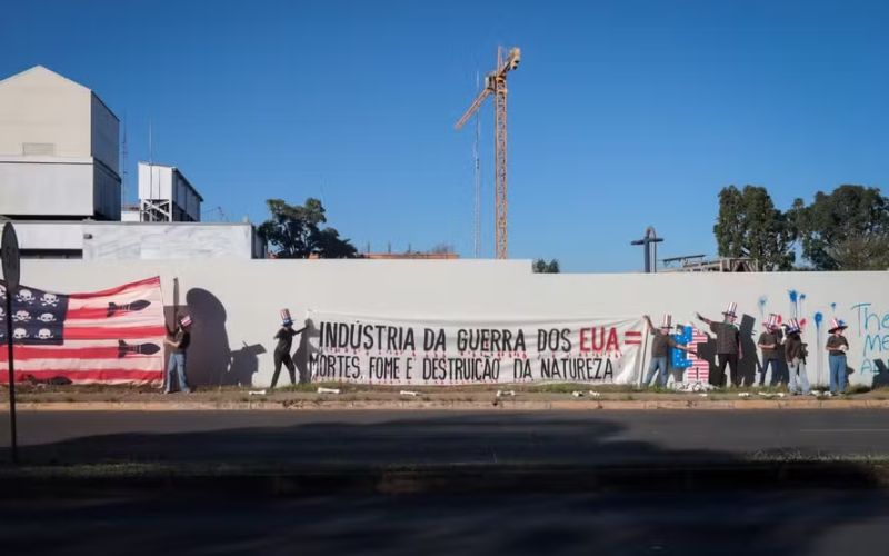 🇺🇸🚨 MST ASSUME AUTORIA DE VANDALISMO NA EMBAIXADA DOS EUA EM BRASÍLIA
