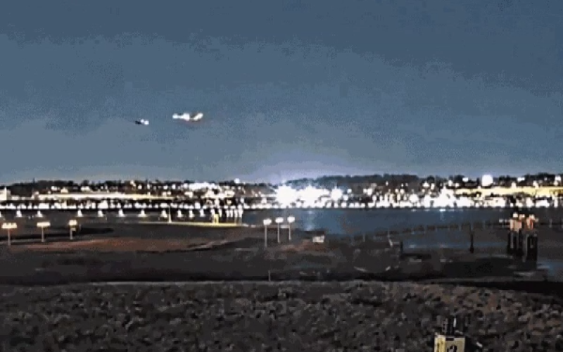 Novo vídeo revela momento de colisão entre avião e helicóptero que matou 67 pessoas nos EUA